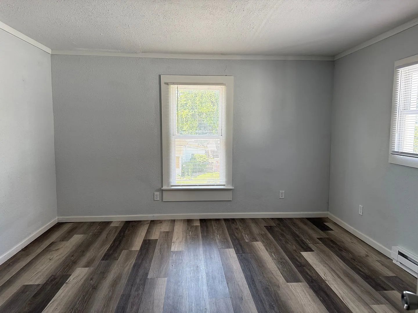 Cozy & Updated 1 Bedroom | 1 Bathroom Efficiency Apartment — Photo 2