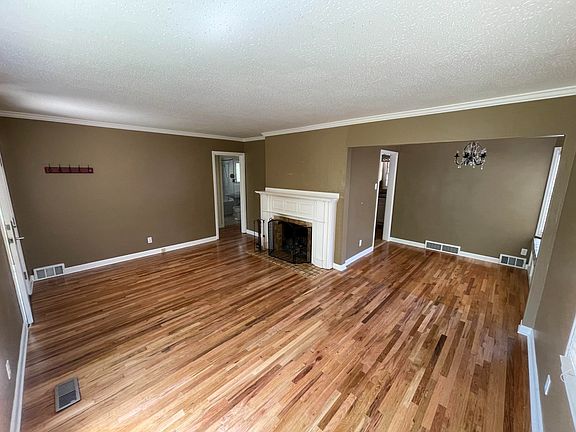 2nd image of 1323 E Logan Ave