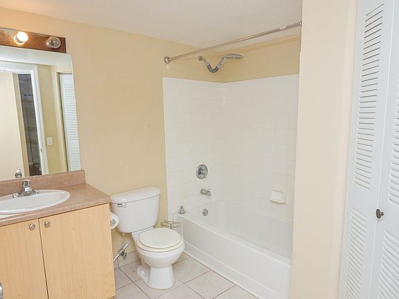 5th image of 623 Villa Cir #623