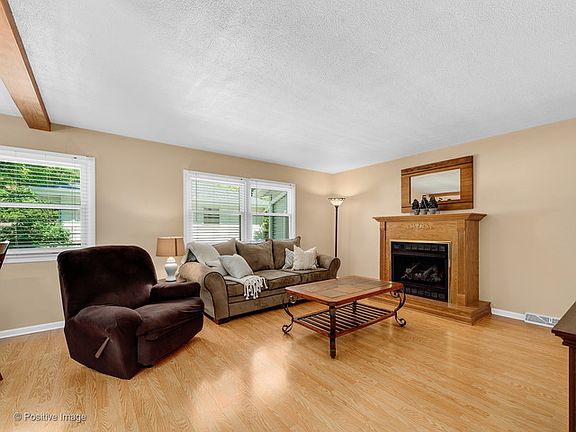3rd image of 22W403 Teakwood Dr
