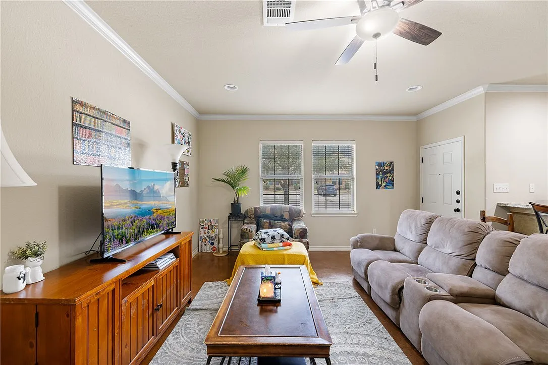 4 bed, 1821 sqft, $650 — Photo 2