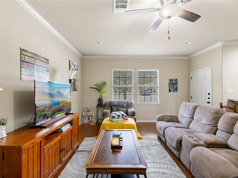 2902 Old Ironsides Dr — Photo 2