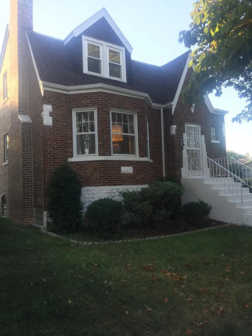 9102 S Paxton Ave photo 1