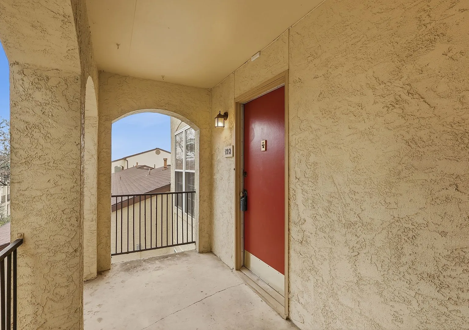 Charming 3rd-floor 2-bed condo — Photo 3
