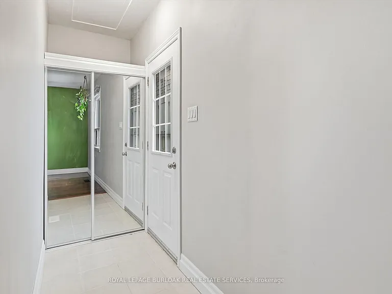 196 Ray St N — Photo 3