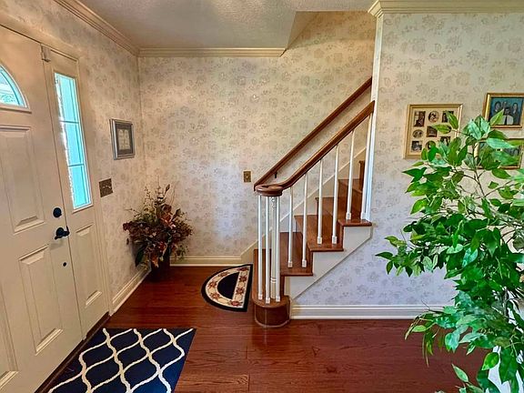 2nd image of 212 Vallis Dr