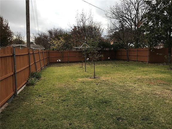 3rd image of 1002 Crestpark Dr