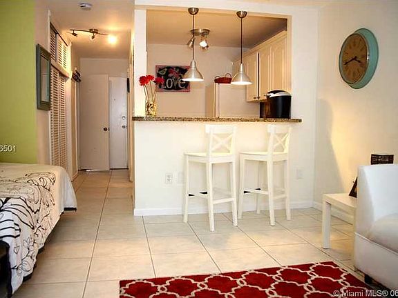 4th image of 1441 Lincoln Ct #312