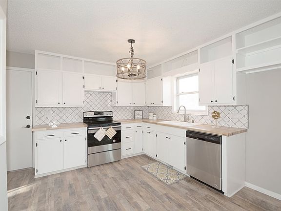 4th image of 1630 N Pin Oak Ct