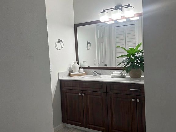 3rd image of 350 Lakeview Dr APT 102