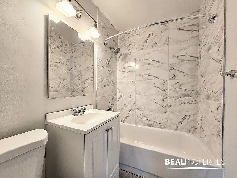 1344 N Dearborn — Photo 24