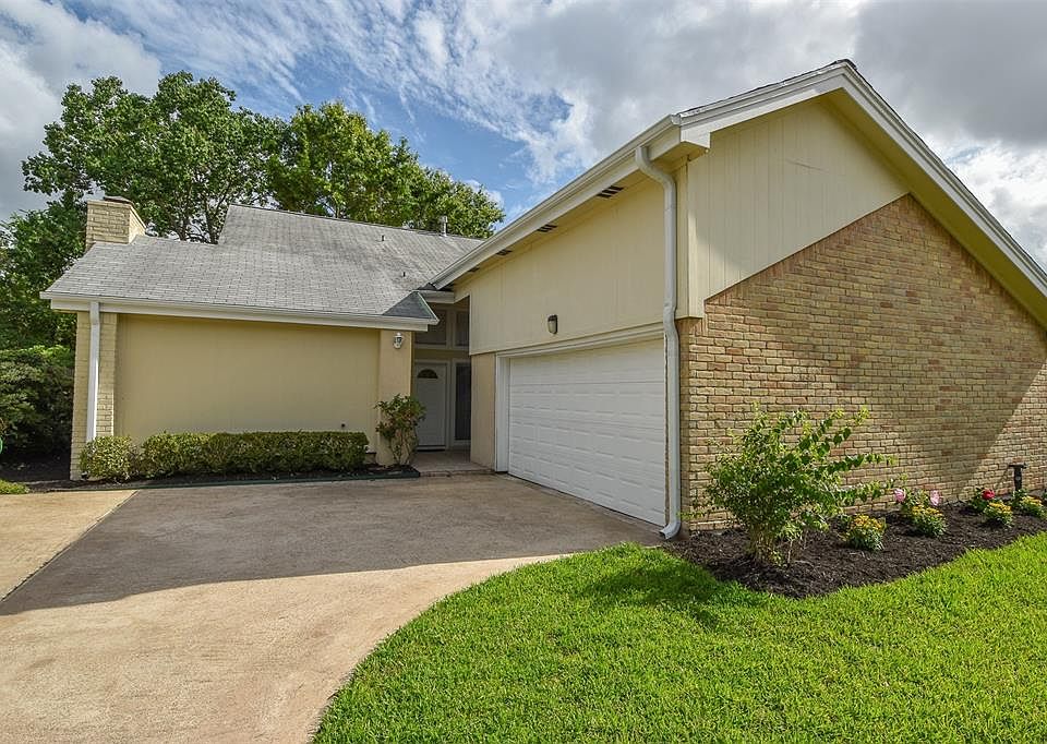 Welcome home to a well maintained brick and Hardiplank patio home in Suffolk Chase. Home offers double paned windows, low maintenance yard and many interior updates.
