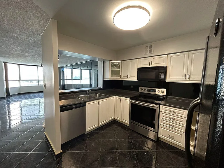 75 Riverside Dr E #705 — Photo 1