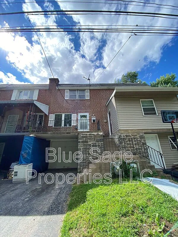 2 bed, 1.0 bath, 832 sqft, $1,295 — Photo 1