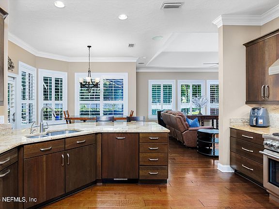 5th image of 1035 W DORCHESTER Drive