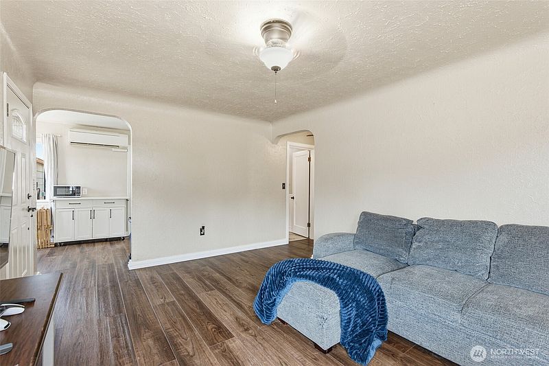 4th image of 2106 Madison Street