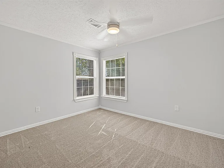 714 E Humble St — Photo 15