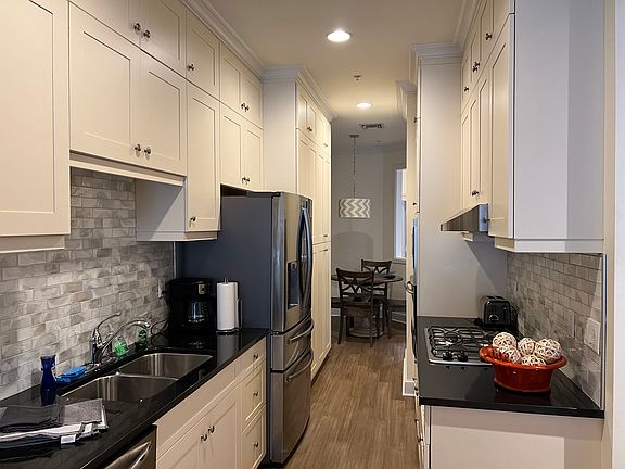 5th image of 204-555 5th Ave S