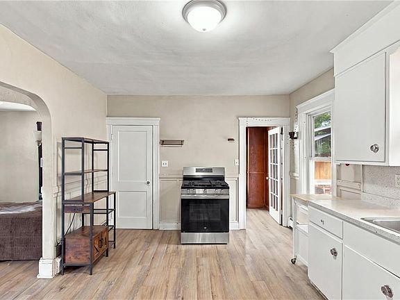 4th image of 297 Burnside Ave