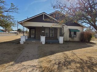 203 W Crockett St, Floydada, TX 79235