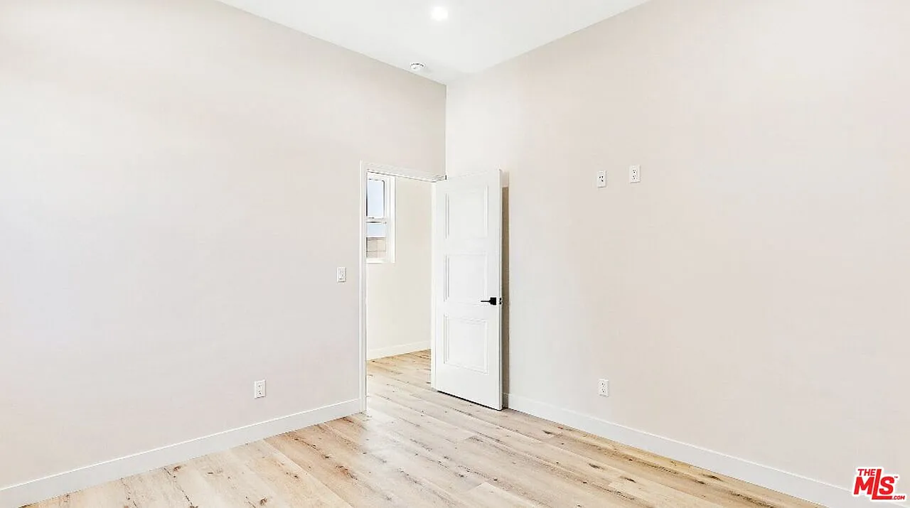 3 bed, 3.0 bath, 1200 sqft, $3,990 — Photo 4