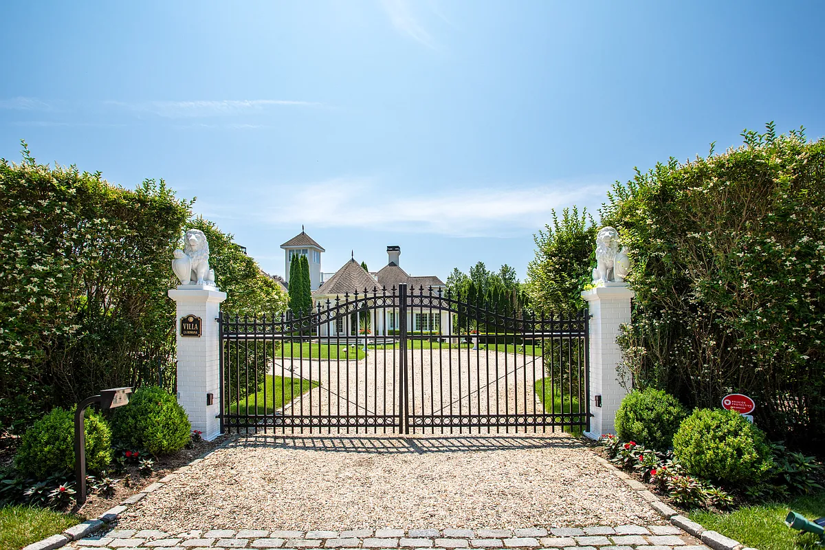 Building Photo - 2 Halsey Farm Dr