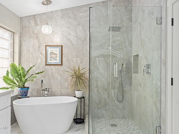 3rd image of 1071 E IVANHOE Street