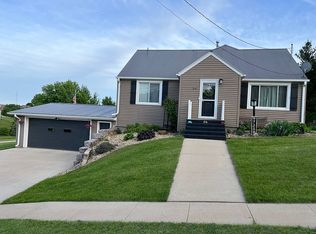 216 1st St SE, Epworth, IA 52045
