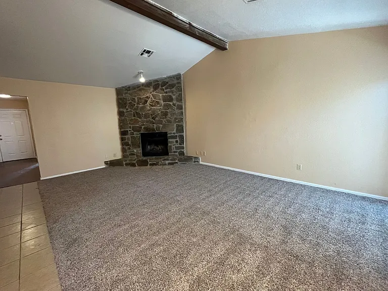 1402 W Lansing St — Photo 3