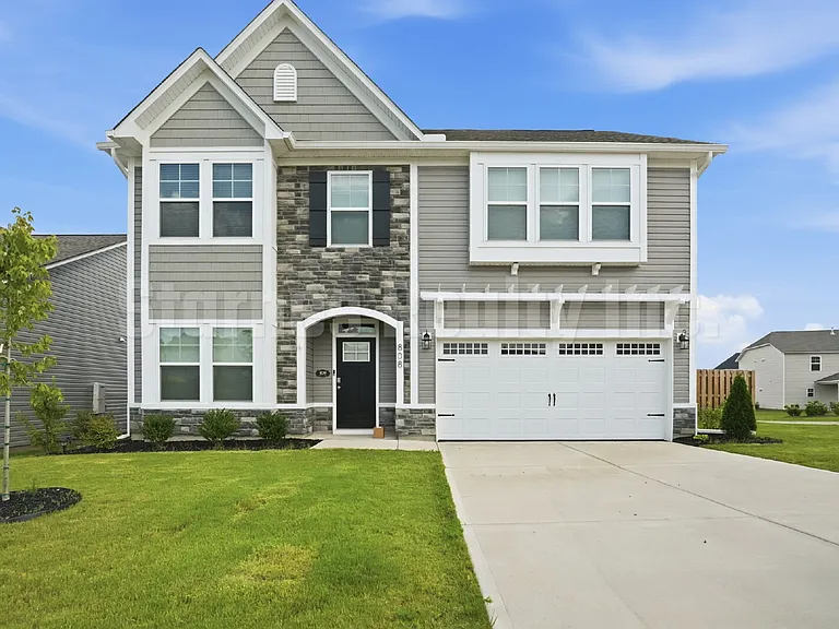 808 Pullman Loop — Photo 1