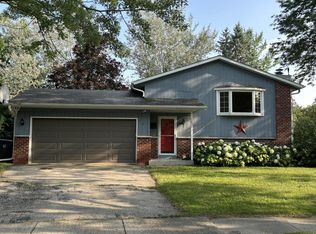 1037 Canterbury Ln, Waukesha, WI 53188