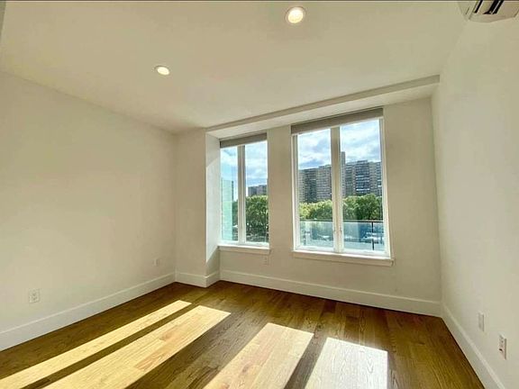 4th image of 59 Montrose Ave #2AF