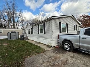 253 Parker Lake Dr, Oxford, MI 48371