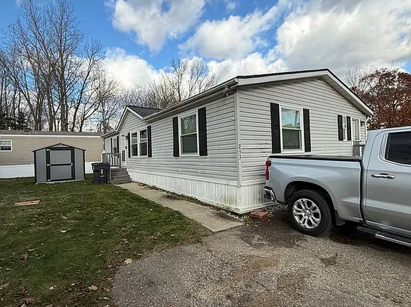 253 Parker Lake Dr, Oxford, MI 48371