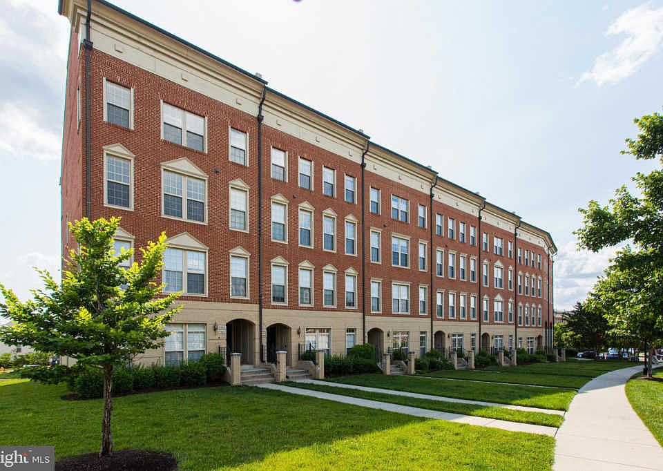 1st image of 7905 Crescent Park Dr #132