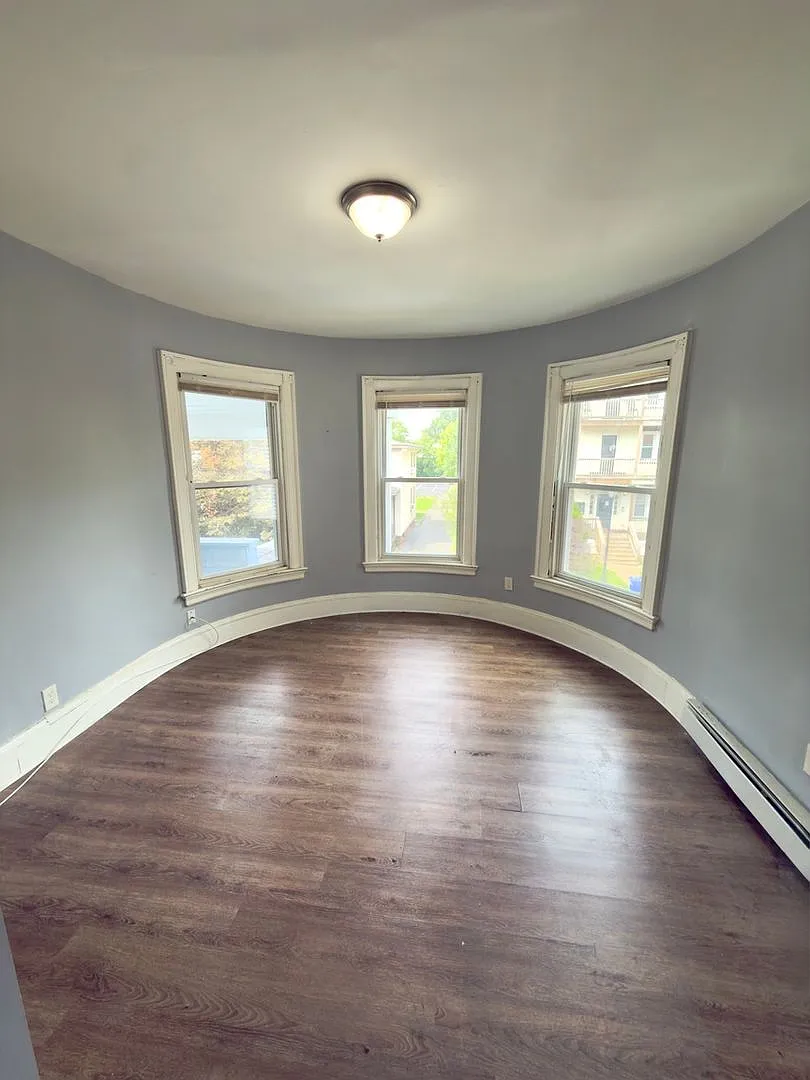 Spacious 2-Bedroom, 1-Bath Home in Hartford — Photo 1
