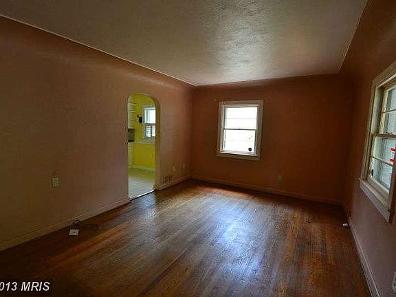 5th image of 410 Elm St