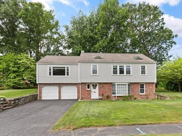 53 Locksley Rd, Lynnfield, MA 01940