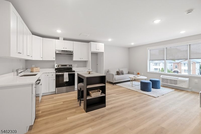 1st image of 449 Washington St #402