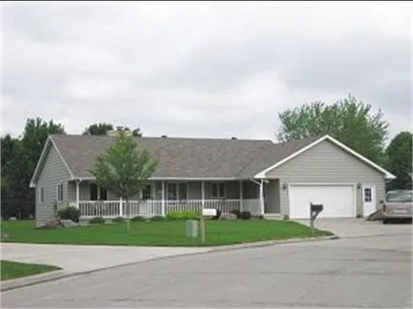 114 Oakview Dr, Forest City, IA 50436