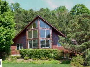 8500 Fairway Dr, Beulah, MI 49617