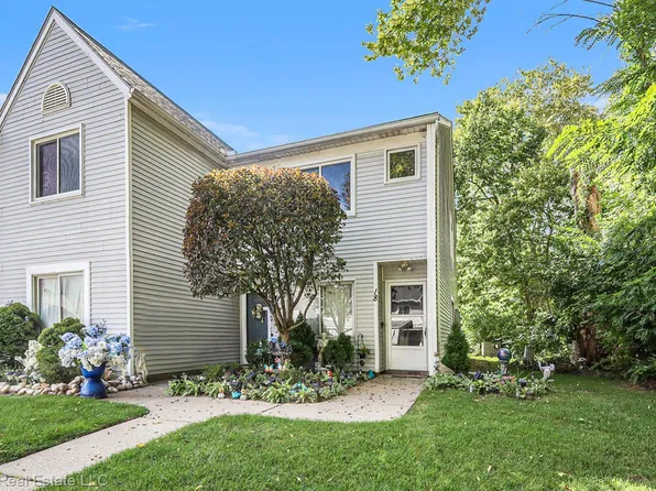 18 Rose Petal Ct, Mount Clemens, MI 48043
