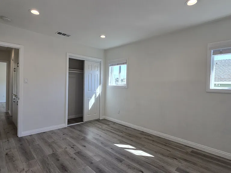 521 N Vermont Ave — Photo 17
