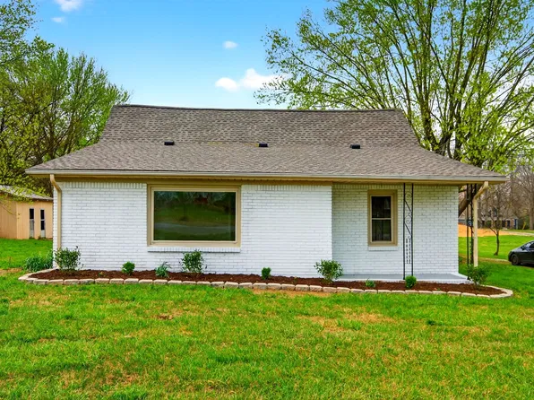 946 Clearview Rd, Cottontown, TN 37048