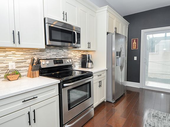 3rd image of 446 W 1st Ave