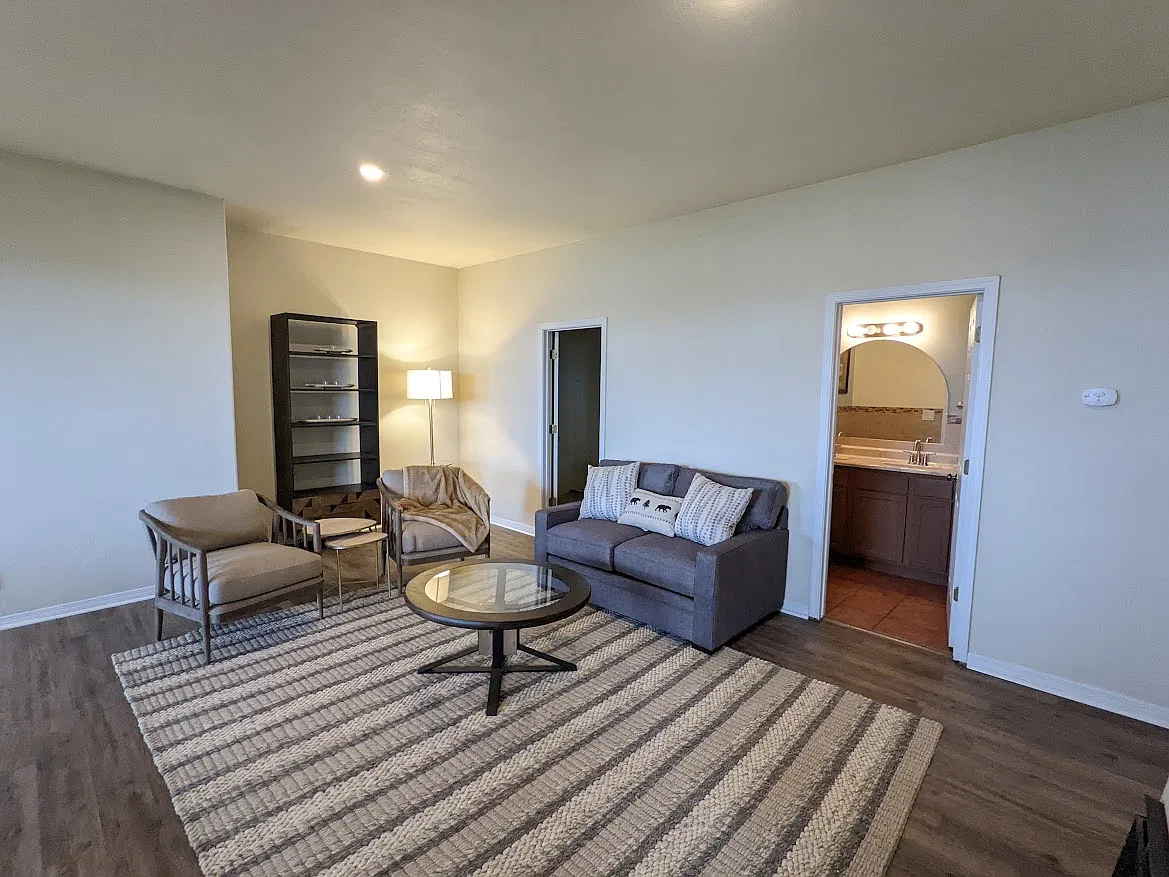 2 bed, 4582 sqft, $1,200 — Photo 3