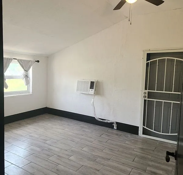 219 S Alabama Ave — Photo 17