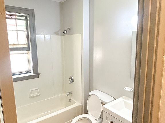 4th image of 926 Asylum Ave #106