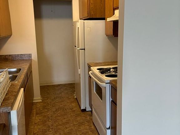 3rd image of 7464 Huntington Dr #6