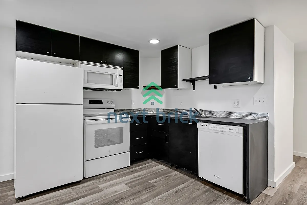 Building Photo - 10616 Des Moines Memorial Dr S